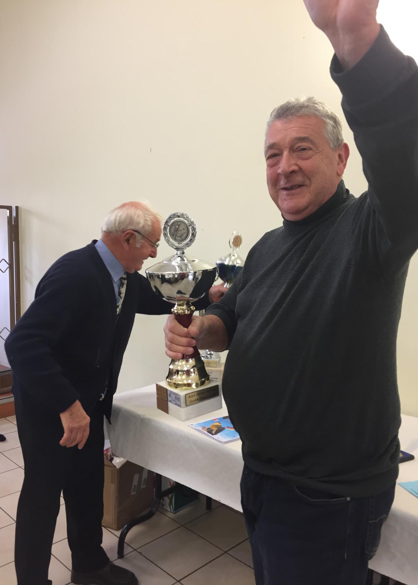 Jean avec le trophé du meilleur club